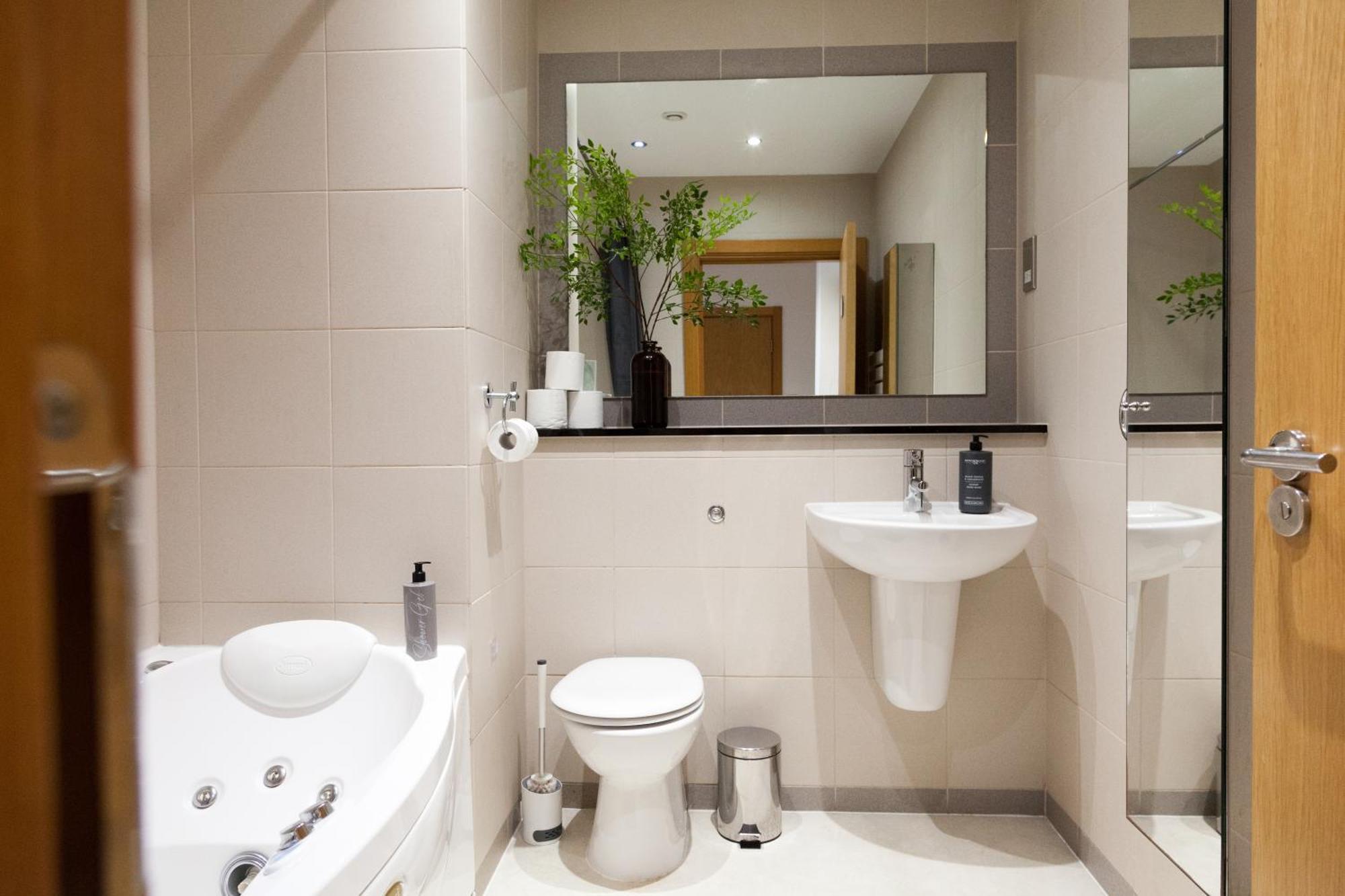 Weekly & Monthly Stays In Penthouse For Contractors Or Leisure Single Or Superking Beds Available Бёкенхэд Экстерьер фото